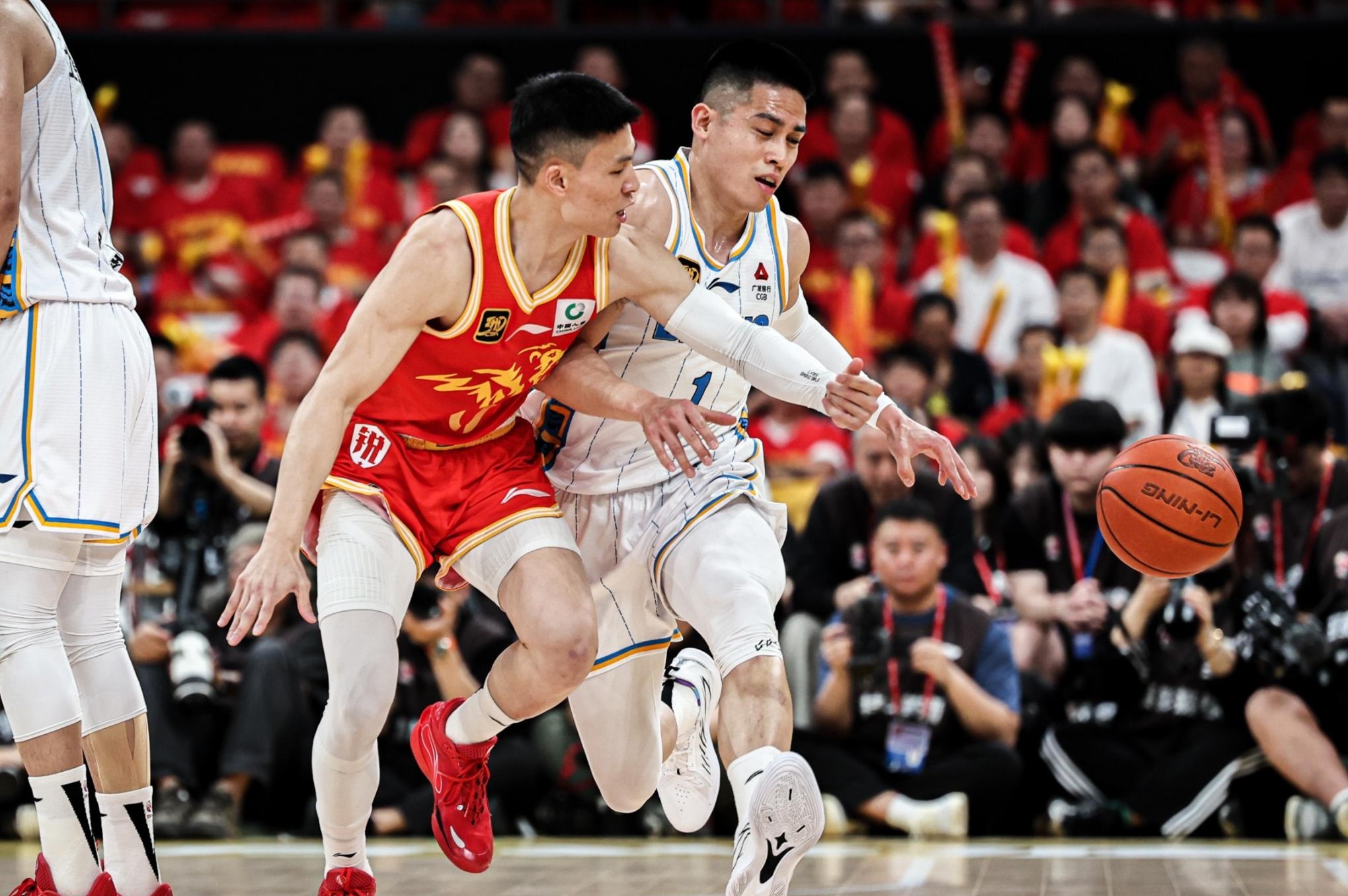 国王鏖战北京队,胡金秋带队取胜 国王鏖战北京队,胡金秋带队取胜