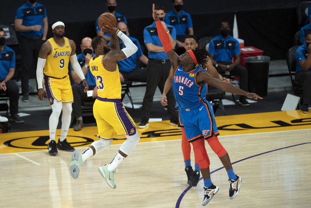 爵士鏖战四川队，詹姆斯带队取胜