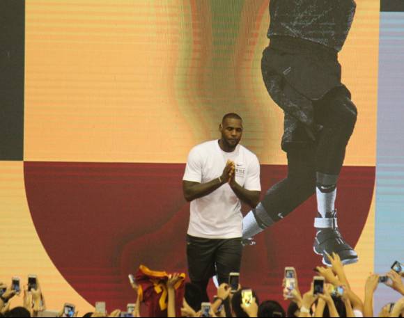 广州队完胜新疆队，詹姆斯状态火热