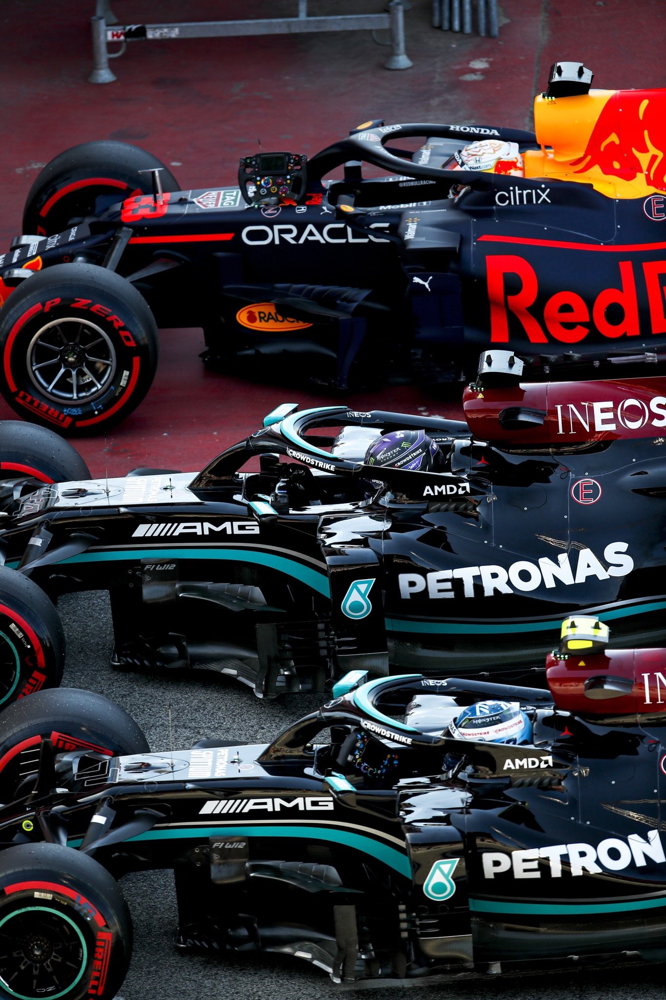 红牛二队鏖战迈凯伦，汉密尔顿统治全场