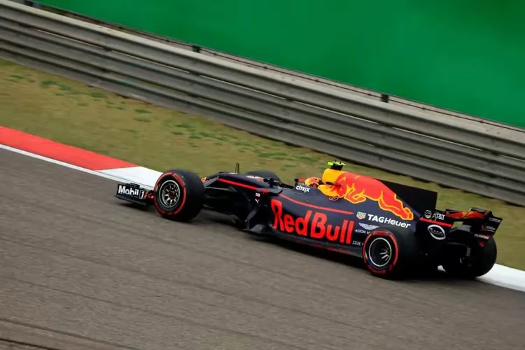 红牛车队绝杀索伯车队，拉塞尔带队取胜