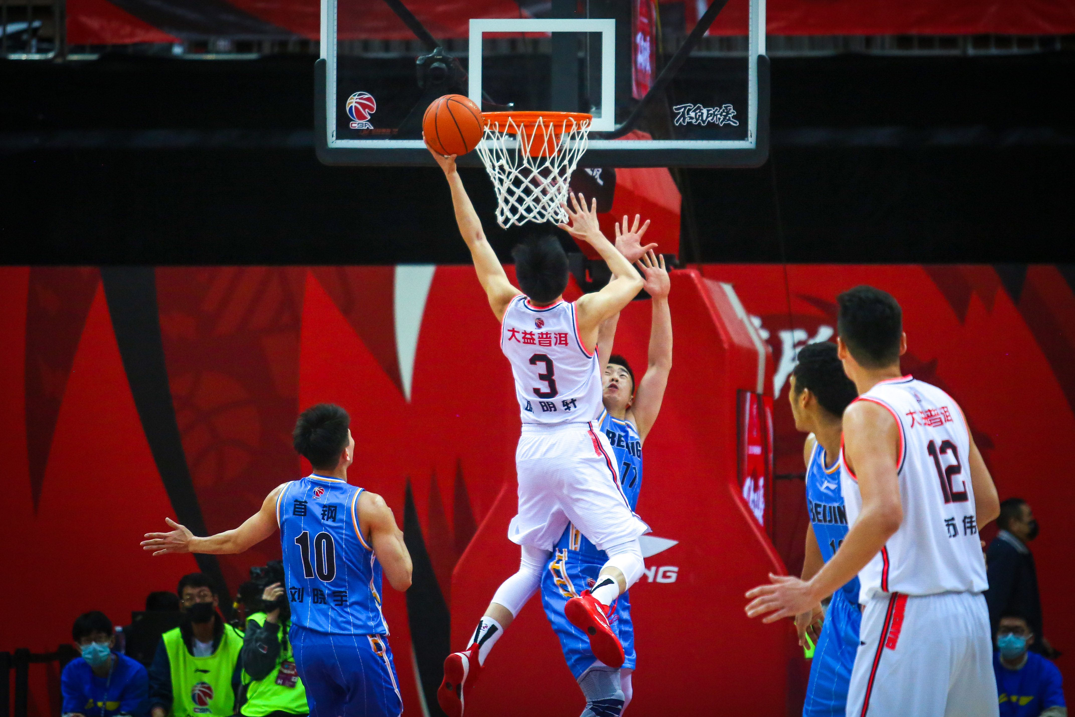 现代篮球比赛备受瞩目,势不可挡 现代篮球比赛备受瞩目,势不可挡