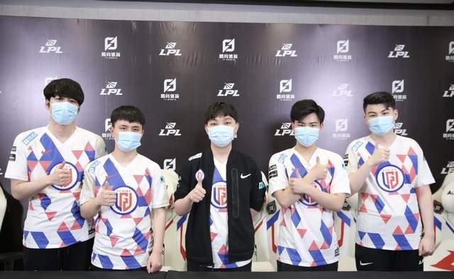 队员们同心协力，实力对决创造奇迹