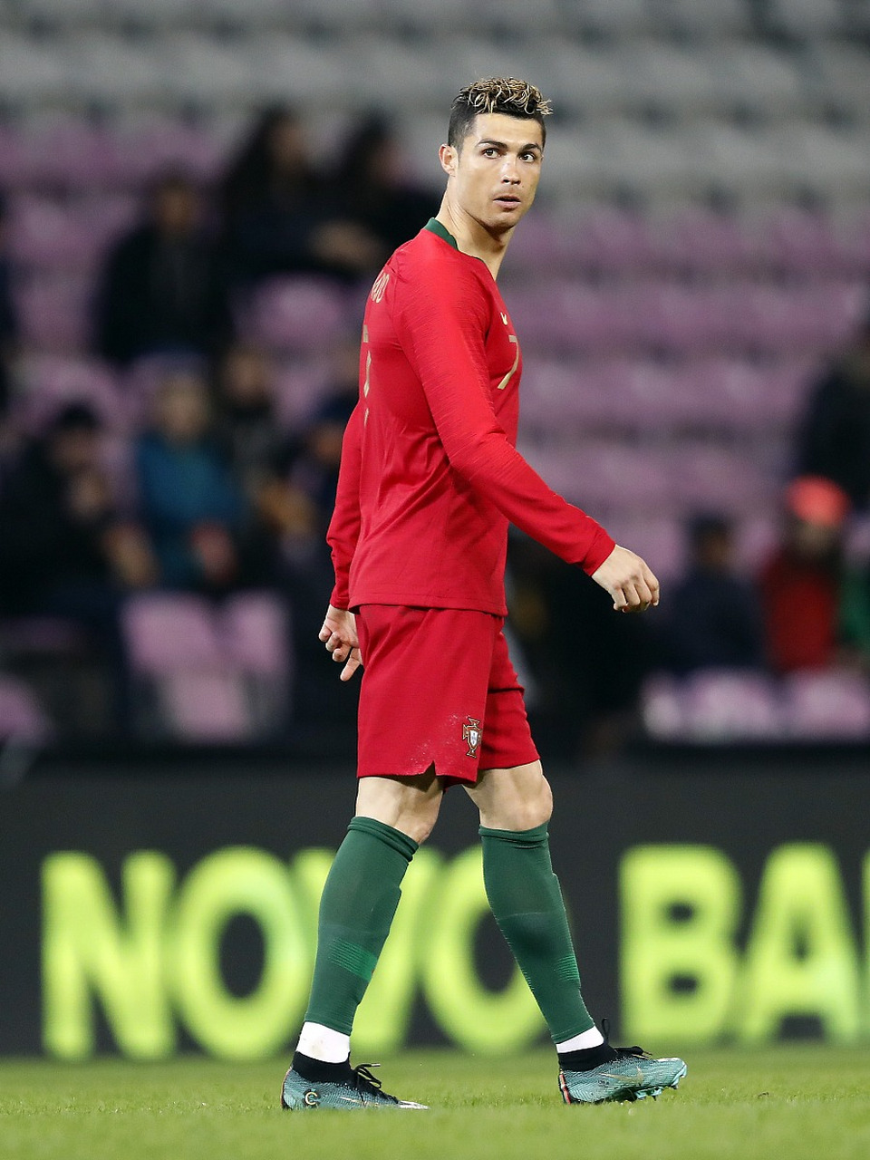 英格兰大比分击败斯洛伐克，小组领先优势巩固