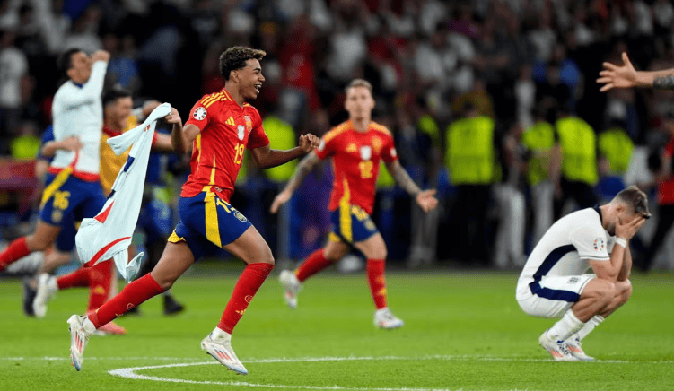 西班牙传奇球星斩获首届足球明星奖 西班牙传奇球星斩获首届足球明星奖