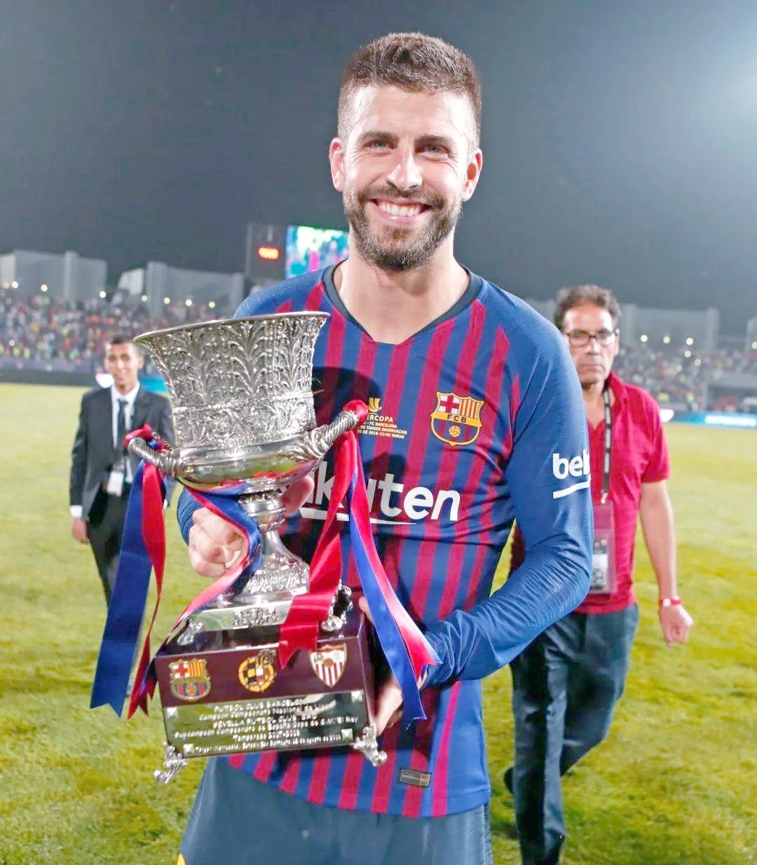 西班牙传奇球星斩获首届足球明星奖 西班牙传奇球星斩获首届足球明星奖